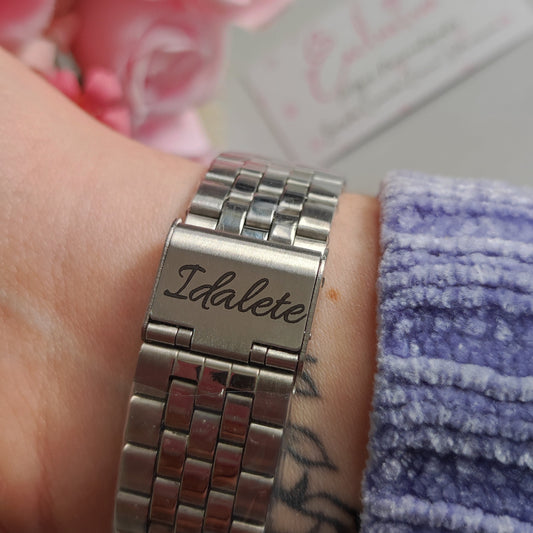 Relógio Digital Minimalista – Personalizado com Nome ou Inicial no Fecho