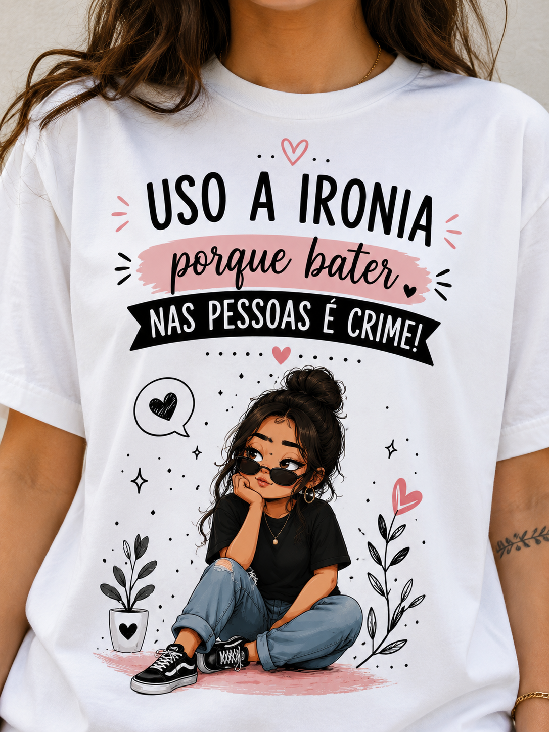 T-shirt “ Uso a ironia porque bater nas pessoas é crime!  … “